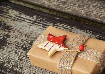 Что можно подарить коллеге на Новый Год: советы и идеи