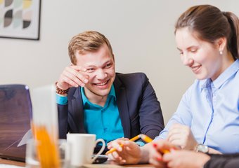 Дружба с начальником: мнения россиян разделились