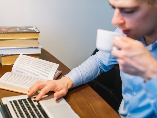 Книжные привычки российских профессионалов: менеджеры читают тайком, а юристы любят триллеры