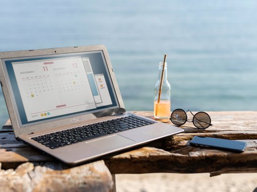 Отпуск без отрыва от работы: 43% россиян продолжают трудиться на отдыхе