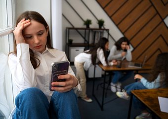 Каждый второй сотрудник избегает общения с "неудобными" коллегами