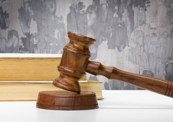 Бюджетников уличили в схеме с двойной оплатой работы и премиями