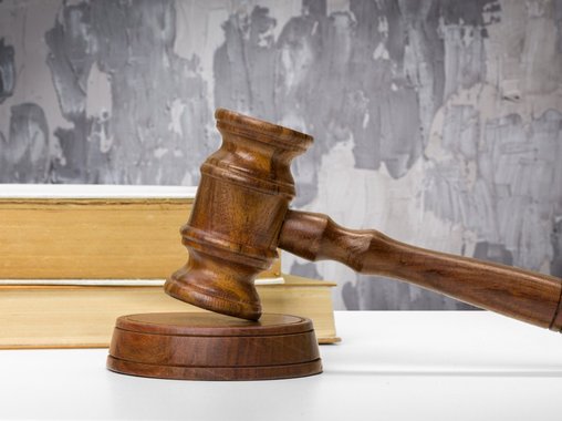 Бюджетников уличили в схеме с двойной оплатой работы и премиями