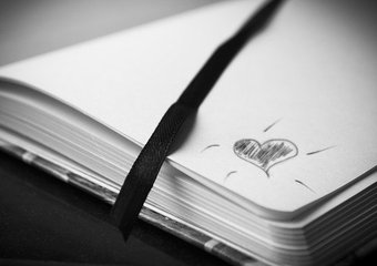 Больше половины работающих россиян одобряют служебные романы