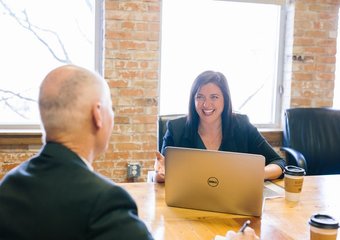 Женщины назвали главными препятствиями в карьере нехватку навыков и семью