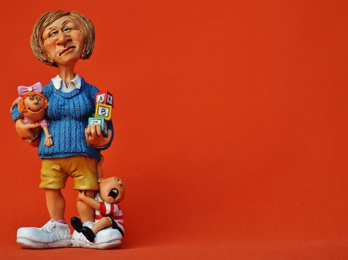 Подбор няни: как считать агрессию и халатность