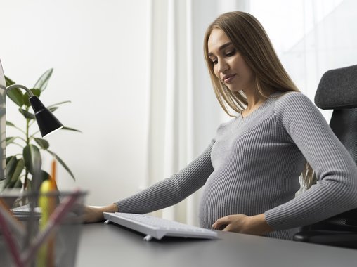 Правительство РФ одобрило полную удаленку для женщин с детьми и беременных в рамках новой демографической стратегии