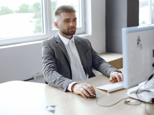 «Работодатель — это родительская фигура».  Как работать с К-ПТСР-сотрудниками?