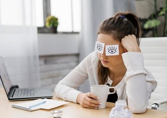 Переработки как новая норма: как офисные сотрудники доказывают свою эффективность