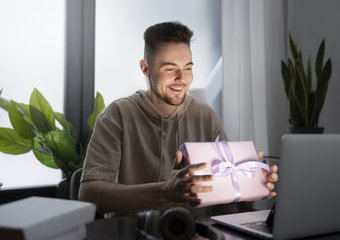 Подарки всем: Треть российских компаний увеличила бюджеты на корпоративные подарки