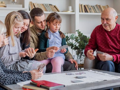 Для 70% жителей РФ семья важнее карьеры