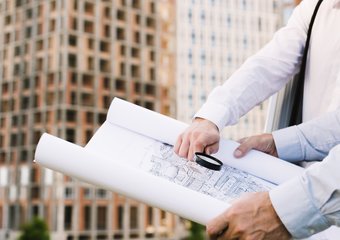 Средние зарплатные предложения в строительной отрасли выросли на 21 процент за год