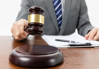 Суд поддержал работодателя: ношение джинсов вместо спецодежды признано нарушением