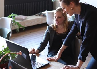 Руководители-женщины гораздо чаще мужчин придерживаются демократического стиля управления