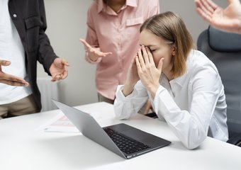 Ученые сравнили состояние усталости после бесполезных встреч с похмельем