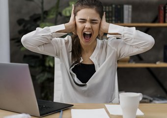 Шум снижает работоспособность сотрудников серебряного возраста: на это сетуют больше половины (65%) россиян старше 50 лет