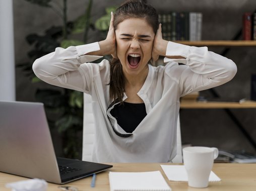 Шум снижает работоспособность сотрудников серебряного возраста: на это сетуют больше половины (65%) россиян старше 50 лет