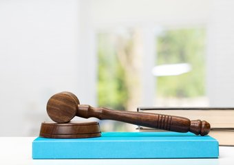 «Слишком хитрая» схема: суд встал на сторону работодателя в споре о компенсации при увольнении