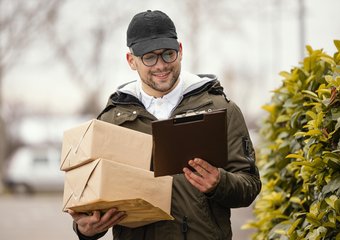 Подработка курьером и фриланс: россияне определили лучшие варианты занятости для детей