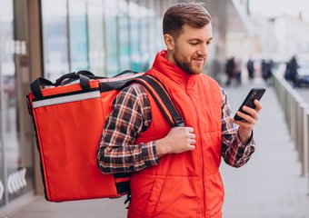 Зарплаты курьеров в Москве выросли на 38% и превысили доходы специалистов с высшим образованием