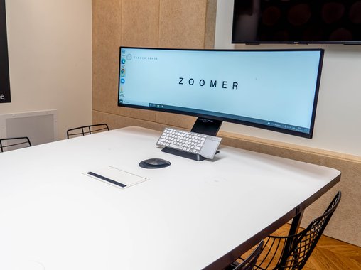 Российский производитель умной мебели разработал переговорный стол для онлайн-встреч