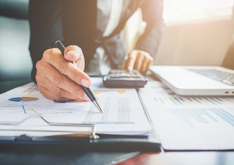 Лидерами по приросту зарплат стали госуправление и военная безопасность