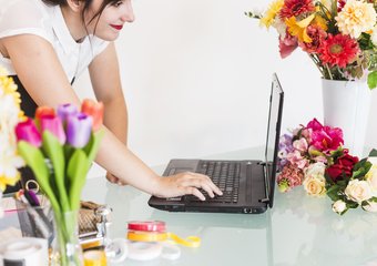 Юрист Кузнецов напомнил о двойной оплате за работу в мартовские праздники