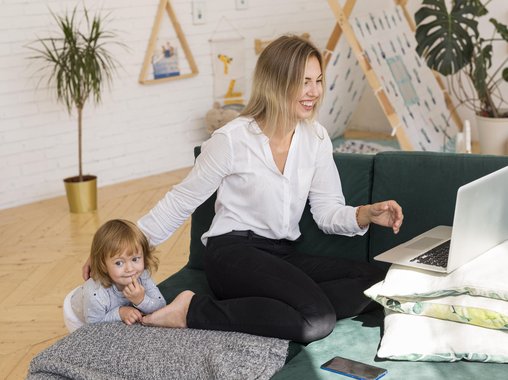 Почти 40% самозанятых мам обеспечивают до трети семейного бюджета