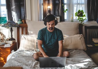 Свыше половины россиян осенью работают в гибридном формате, свыше трети - на удаленке   