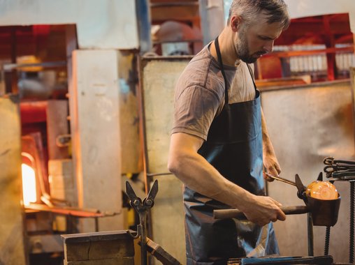 Кузнец возглавил рейтинг «исторических» профессий по динамике зарплат