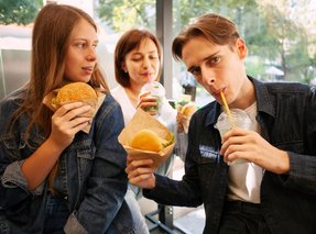 «Вкусно — и точка» победила кадровый голод и ускорила обслуживание