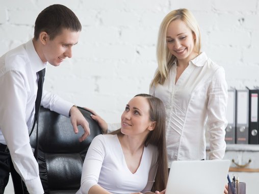 Молодые россияне чаще уважают начальство, чем старшие коллеги