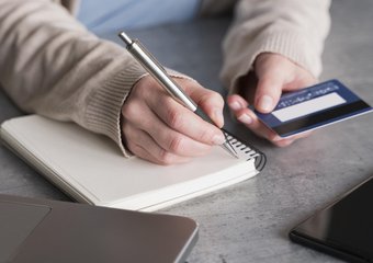 Юрист Южалин разъяснил, можно ли получать зарплату на чужой банковский счет