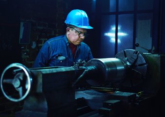 Интенсивное развитие промышленности привело работодателей к зарплатной гонке – исследование