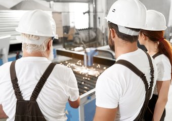 В производственной отрасли число открытых позиций снизилось на 23%