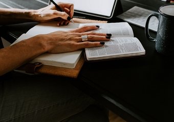 Как наказать сотрудника, если он все время опаздывает или уходит раньше?