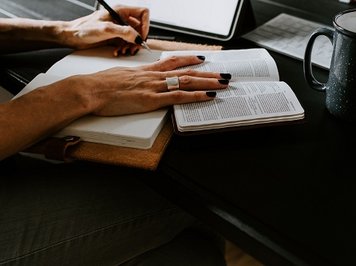 Как наказать сотрудника, если он все время опаздывает или уходит раньше?