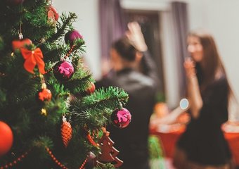 Каждая пятая компания отказалась от новогодних корпоративов, каждая третья — еще решает