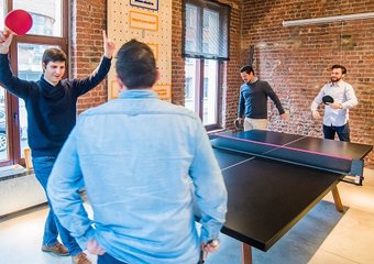 Каждый десятый работник неискренне общается с руководством и коллегами