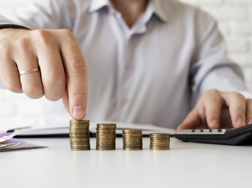 Средняя зарплата в России впервые превысила 100 тысяч рублей