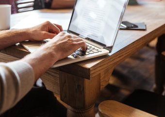 63% сотрудников замечали, что коллеги используют нейросети для рабочих сообщений без предупреждения.