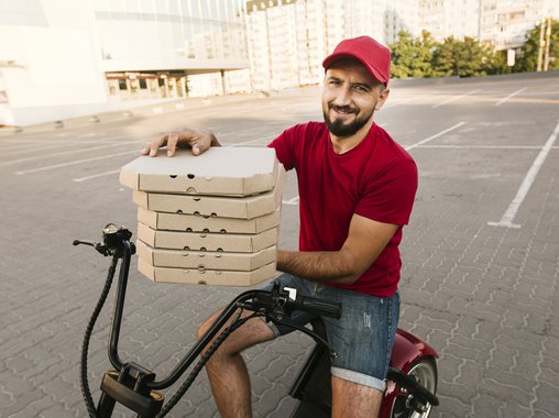 Зарплаты курьеров обогнали зарплаты специалистов с высшим образованием