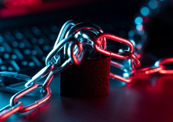 Роскомнадзор заблокировал 12 иностранных хостингов: что это значит для российского бизнеса