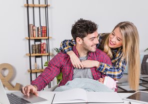 Личные отношения на работе: за и против. Что делать HR и каков международный опыт?