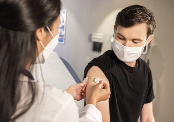 Макдоналдс стимулирует сотрудников, которые прошли вакцинацию от COVID-19