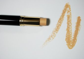 Эксперт: деловой макияж не допускает цвет