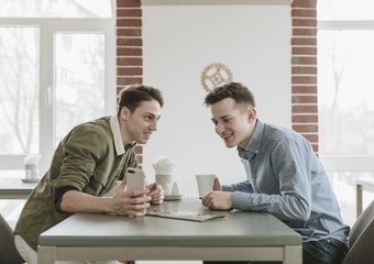 Дружба сильнее увольнения: Почему россияне не расстаются с бывшими коллегами