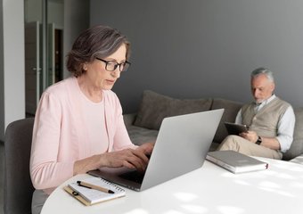 Больше всего пожилые сотрудники могут заработать в строительстве и недвижимости