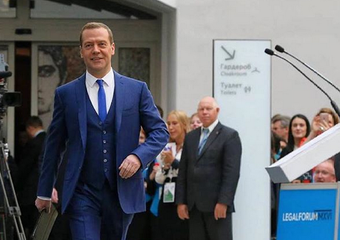 Медведев признал дефицит госслужащих на всех уровнях