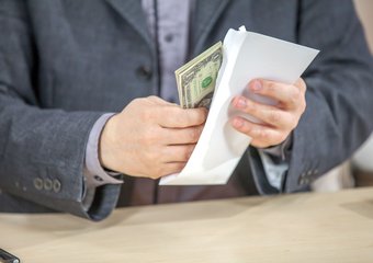 Каждая четвертая компания в России выдает зарплату наличными